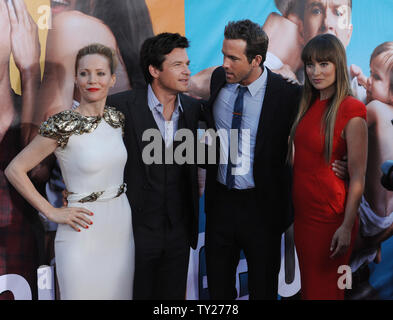 Leslie Mann, Jason Bateman, Ryan Reynolds e Olivia Wilde, membri del cast in motion picture commedia "l'Change-Up', arrivare per la premiere del film al Village Theatre di Los Angeles il 1 agosto 2011. UPI/Jim Ruymen Foto Stock