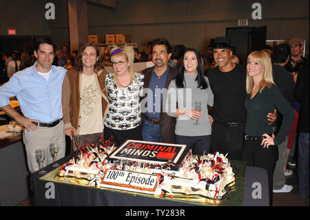 LOS ANGELES, CA. Ottobre 19, 2009: menti criminali stelle Thomas Gibson (sinistra), Matthew Gray Gubler, Kirsten Vangsness, Joe Mantegna, Paget Brewster, Shemar Moore & A.J. Cuocete a festa per celebrare il centesimo episodio della serie. © 2009 Paul Smith / Featureflash Foto Stock