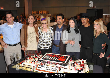 LOS ANGELES, CA. Ottobre 19, 2009: menti criminali stelle Thomas Gibson (sinistra), Matthew Gray Gubler, Kirsten Vangsness, Joe Mantegna, Paget Brewster, Shemar Moore & A.J. Cuocete a festa per celebrare il centesimo episodio della serie. © 2009 Paul Smith / Featureflash Foto Stock