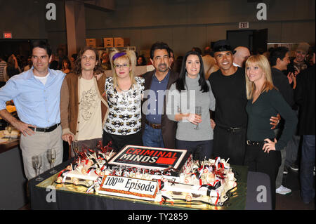 LOS ANGELES, CA. Ottobre 19, 2009: menti criminali stelle Thomas Gibson (sinistra), Matthew Gray Gubler, Kirsten Vangsness, Joe Mantegna, Paget Brewster, Shemar Moore & A.J. Cuocete a festa per celebrare il centesimo episodio della serie. © 2009 Paul Smith / Featureflash Foto Stock