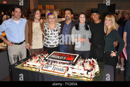 LOS ANGELES, CA. Ottobre 19, 2009: menti criminali stelle Thomas Gibson (sinistra), Matthew Gray Gubler, Kirsten Vangsness, Joe Mantegna, Paget Brewster, Shemar Moore & A.J. Cuocete a festa per celebrare il centesimo episodio della serie. © 2009 Paul Smith / Featureflash Foto Stock