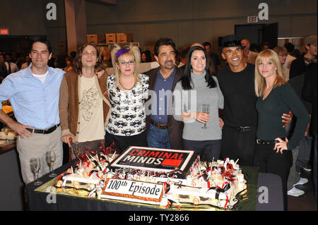 LOS ANGELES, CA. Ottobre 19, 2009: menti criminali stelle Thomas Gibson (sinistra), Matthew Gray Gubler, Kirsten Vangsness, Joe Mantegna, Paget Brewster, Shemar Moore & A.J. Cuocete a festa per celebrare il centesimo episodio della serie. © 2009 Paul Smith / Featureflash Foto Stock