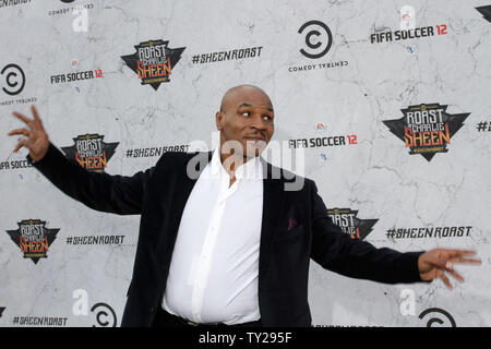 Mike Tyson arriva per la nastratura del 'Comedy Central Roast di Charlie Sheen', a Sony Pictures Studios di Culver City, la California il 10 settembre 2011. UPI/Jonathan Alcorn Foto Stock