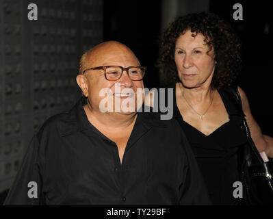 Membro del cast Danny DeVito e moglie Rhea Perlman frequentare la Premiere Screening di FX 'è sempre il sole a Philadelphia' stagione sette e 'Classifica' stagione tre alla cupola di Glossari Affini nella sezione di Hollywood di Los Angeles il 13 settembre 2011. UPI/Fil McCarten Foto Stock