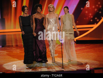 (L-R) attrici Minka Kelly, Annie Ilonzeh, Rachael Taylor e Drew Barrymore appaiono sul palco durante la 63a edizione annuale di Primetime Emmy Awards presso il Nokia Theatre di Los Angeles il 18 settembre 2011. UPI/Jim Ruymen Foto Stock