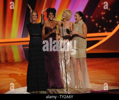 (L-R) attrici Minka Kelly, Annie Ilonzeh, Rachael Taylor e Drew Barrymore appaiono sul palco durante la 63a edizione annuale di Primetime Emmy Awards presso il Nokia Theatre di Los Angeles il 18 settembre 2011. UPI/Jim Ruymen Foto Stock