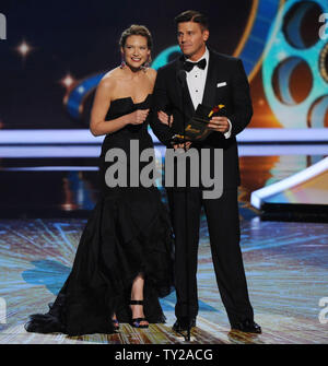 Gli attori Anna Torv e David Boreanaz presente un premio durante la 63a edizione annuale di Primetime Emmy Awards che si è tenuto presso il Nokia Theatre di Los Angeles il 18 settembre 2011. UPI/Jim Ruymen Foto Stock