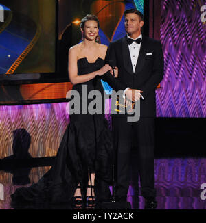 Gli attori Anna Torv e David Boreanaz presente un premio durante la 63a edizione annuale di Primetime Emmy Awards che si è tenuto presso il Nokia Theatre di Los Angeles il 18 settembre 2011. UPI/Jim Ruymen Foto Stock