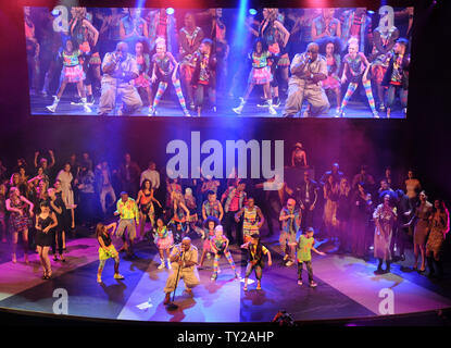 Cee Lo Green è unita sul palco da modelli e ballerini durante la finale di Macy's Glamourama passaporto al Orpheum Theatre di Los Angeles il 23 settembre 2011. UPI/Jim Ruymen Foto Stock