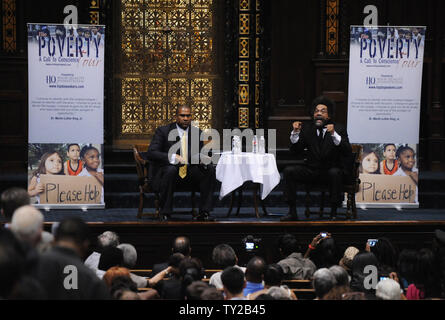 Princeton Professor Dott. Cornel West risolve un municipio raccolta come parte del sorridente e ad ovest la povertà Tour presso il Wilshire Boulevard Tempio a Los Angeles il 9 ottobre 2011. A sinistra è la televisione host talk Tavis Smiley. La coppia utilizzato undici-stato, 18-evento della città sia per evidenziare la lotta dei poveri come pure criticare il Presidente Obama. Il tour è pianificata per il broadcast lunedì 10 ottobre al Venerdì, 14 ottobre sul programma PBS 'Tavis Smiley', come parte di una parte di cinque serie. UPI/Jim Ruymen Foto Stock