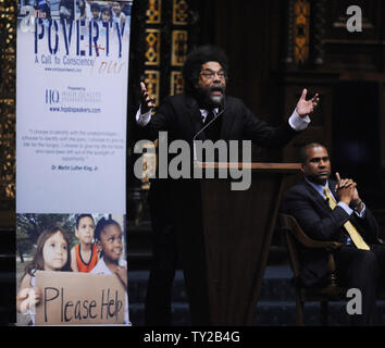 Princeton Professor Dott. Cornel West risolve un municipio raccolta come parte del sorridente e ad ovest la povertà Tour presso il Wilshire Boulevard Tempio a Los Angeles il 9 ottobre 2011. A destra è la televisione host talk Tavis Smiley. La coppia utilizzato undici-stato, 18-evento della città sia per evidenziare la lotta dei poveri come pure criticare il Presidente Obama. Il tour è pianificata per il broadcast lunedì 10 ottobre al Venerdì, 14 ottobre sul programma PBS 'Tavis Smiley', come parte di una parte di cinque serie. UPI/Jim Ruymen Foto Stock