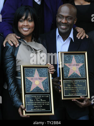 Gospel Singers e musicista BeBe & CeCe Winans tenere le placche di replica durante una cerimonia di inaugurazione di onorare con la 2,452nd stella sulla Hollywood Walk of Fame a Los Angeles il 20 ottobre 2011. UPI/Jim Ruymen Foto Stock