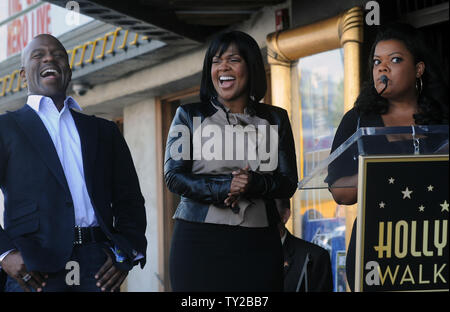 Gospel Singers e musicista BeBe Winans (L) e CeCe Winans (C) reagire ai commenti da attrice Yvette Nicole Brown (R) durante una cerimonia di inaugurazione di onorare con la 2,452nd stella sulla Hollywood Walk of Fame a Los Angeles il 20 ottobre 2011. UPI/Jim Ruymen Foto Stock