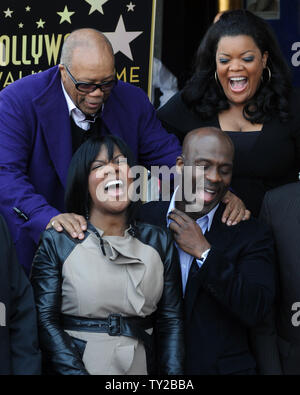 Gospel Singers e musicista CeCe Winans (L) e BeBe Winans (R, primo piano), celebrare con il produttore Quincy Jones (L, posteriore) e attrice Yvette Nicole Brown durante una cerimonia di inaugurazione di onorare con la 2,452nd stella sulla Hollywood Walk of Fame a Los Angeles il 20 ottobre 2011. UPI/Jim Ruymen Foto Stock