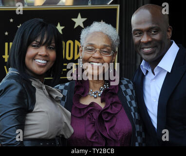 Gospel Singers e musicista CeCe Winans (L) e BeBe Winans (R) celebrare con la loro madre Dolores durante una cerimonia di inaugurazione di onorare con la 2,452nd stella sulla Hollywood Walk of Fame a Los Angeles il 20 ottobre 2011. UPI/Jim Ruymen Foto Stock