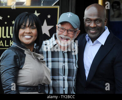 Gospel Singers e musicista CeCe Winans (L) e BeBe Winans (R) celebrare con televangelist Jim Baker (C) nel corso di una cerimonia di inaugurazione di onorare con la 2,452nd stella sulla Hollywood Walk of Fame a Los Angeles il 20 ottobre 2011. UPI/Jim Ruymen Foto Stock