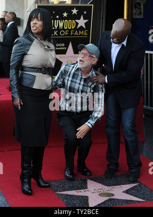 Gospel Singers e musicista CeCe Winans (L) e BeBe Winans (R) celebrare con televangelist Jim Baker (C) nel corso di una cerimonia di inaugurazione di onorare con la 2,452nd stella sulla Hollywood Walk of Fame a Los Angeles il 20 ottobre 2011. UPI/Jim Ruymen Foto Stock