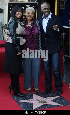 Gospel Singers e musicista CeCe Winans (L) e BeBe Winans (R) celebrare con la loro madre Dolores durante una cerimonia di inaugurazione di onorare con la 2,452nd stella sulla Hollywood Walk of Fame a Los Angeles il 20 ottobre 2011. UPI/Jim Ruymen Foto Stock