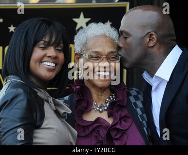 Gospel Singers e musicista CeCe Winans (L) e BeBe Winans (R) celebrare con la loro madre Dolores durante una cerimonia di inaugurazione di onorare con la 2,452nd stella sulla Hollywood Walk of Fame a Los Angeles il 20 ottobre 2011. UPI/Jim Ruymen Foto Stock