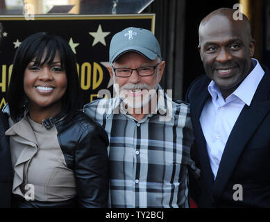 Gospel Singers e musicista CeCe Winans (L) e BeBe Winans (R) celebrare con televangelist Jim Baker (C) nel corso di una cerimonia di inaugurazione di onorare con la 2,452nd stella sulla Hollywood Walk of Fame a Los Angeles il 20 ottobre 2011. UPI/Jim Ruymen Foto Stock