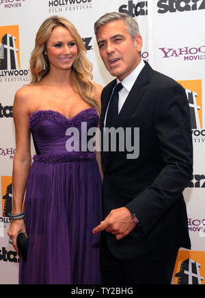 Gli attori George Clooney e Stacy Keibler arriva alla quindicesima Hollywood Film Awards Gala di Beverly Hills, la California il 24 ottobre 2011. UPI/Jim Ruymen Foto Stock