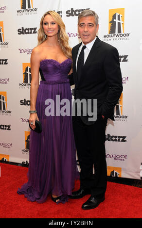 Gli attori George Clooney e Stacy Keibler arriva alla quindicesima Hollywood Film Awards Gala di Beverly Hills, la California il 24 ottobre 2011. UPI/Jim Ruymen Foto Stock