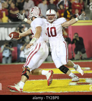 Stanford quarterback Andrea Fortuna (12), i punteggi di un touchdown come Geoff Meinken (10) celebra nella seconda metà contro USC presso il Colosseo a Los Angeles il 29 ottobre 2011. Stanford ha vinto 56-48. UPI/Lori Shepler Foto Stock