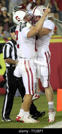 Stanford quarterback Andrea Fortuna , sinistro, segna un touchdown come Geoff Meinken (10) celebra nella seconda metà contro USC presso il Colosseo a Los Angeles il 29 ottobre 2011. Stanford ha vinto 56-48. UPI/Lori Shepler Foto Stock