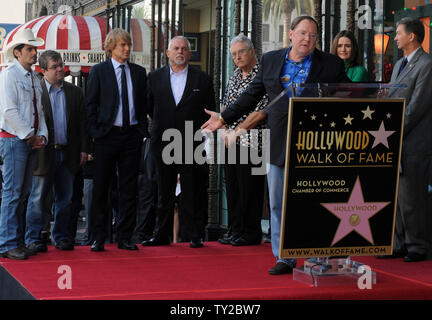 Il regista John Lasseter fa commenti durante una cerimonia di inaugurazione in onore di lui con la 2,453rd stella sulla Hollywood Walk of Fame a Los Angeles il 1 novembre 2011. Guardando dalla parte posteriore sinistra sono, cantante Brad Paisley, attori Patton Oswalt, Owen Wilson, John Ratzenberger, cantante e compositore Randy Randy Newman e attrice Emily Mortimer. UPI/Jim Ruymen Foto Stock