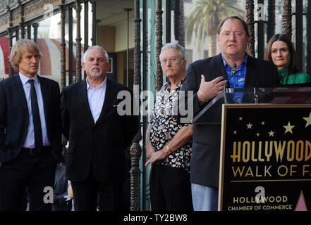 Il regista John Lasseter fa commenti durante una cerimonia di inaugurazione in onore di lui con la 2,453rd stella sulla Hollywood Walk of Fame a Los Angeles il 1 novembre 2011. Guardando dalla parte posteriore sinistra sono attori Owen Wilson, John Ratzenberger, cantante e compositore Randy Randy Newman e attrice Emily Mortimer. UPI/Jim Ruymen Foto Stock