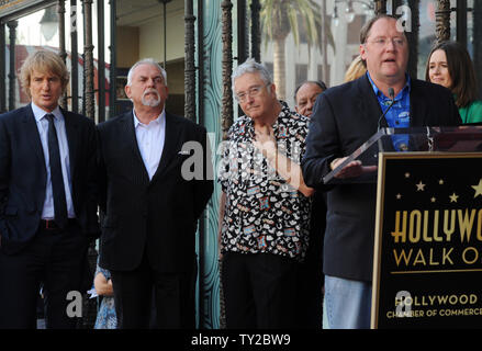 Il regista John Lasseter fa commenti durante una cerimonia di inaugurazione in onore di lui con la 2,453rd stella sulla Hollywood Walk of Fame a Los Angeles il 1 novembre 2011. Guardando dalla parte posteriore sinistra sono attori Owen Wilson, John Ratzenberger, cantante e compositore Randy Randy Newman e attrice Emily Mortimer. UPI/Jim Ruymen Foto Stock