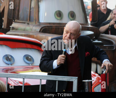 Attore e comico Don Rickles rende commenti durante una cerimonia di inaugurazione di onorare il regista John Lasseter con la 2,453rd stella sulla Hollywood Walk of Fame a Los Angeles il 1 novembre 2011. UPI/Jim Ruymen Foto Stock