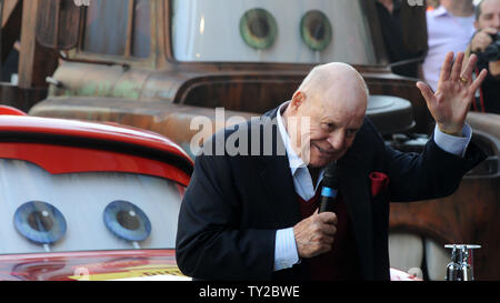 Attore e comico Don Rickles rende commenti durante una cerimonia di inaugurazione di onorare il regista John Lasseter con la 2,453rd stella sulla Hollywood Walk of Fame a Los Angeles il 1 novembre 2011. UPI/Jim Ruymen Foto Stock