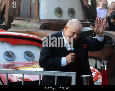 Attore e comico Don Rickles rende commenti durante una cerimonia di inaugurazione di onorare il regista John Lasseter con la 2,453rd stella sulla Hollywood Walk of Fame a Los Angeles il 1 novembre 2011. UPI/Jim Ruymen Foto Stock