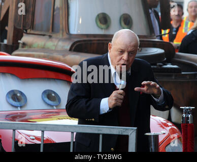 Attore e comico Don Rickles rende commenti durante una cerimonia di inaugurazione di onorare il regista John Lasseter con la 2,453rd stella sulla Hollywood Walk of Fame a Los Angeles il 1 novembre 2011. UPI/Jim Ruymen Foto Stock