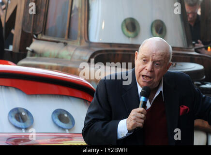 Attore e comico Don Rickles rende commenti durante una cerimonia di inaugurazione di onorare il regista John Lasseter con la 2,453rd stella sulla Hollywood Walk of Fame a Los Angeles il 1 novembre 2011. UPI/Jim Ruymen Foto Stock