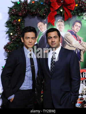 John Cho (L) e Kal Penn, membri del cast in motion picture commedia "Molto Harold & Kumar 3D Natale', assistere alla prima del film in corrispondenza di Grauman's Chinese Theater nella sezione di Hollywood di Los Angeles il 2 novembre 2011. UPI/Jim Ruymen Foto Stock