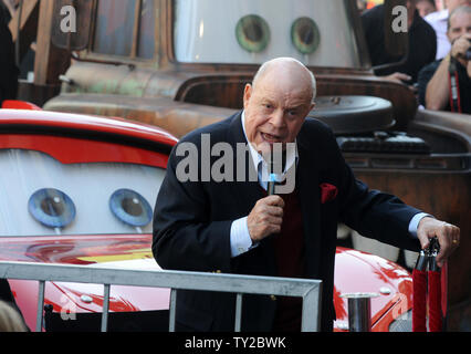 Attore e comico Don Rickles rende commenti durante una cerimonia di inaugurazione di onorare il regista John Lasseter con la 2,453rd stella sulla Hollywood Walk of Fame a Los Angeles il 1 novembre 2011. UPI/Jim Ruymen Foto Stock