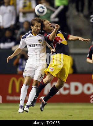 Los Angeles Galaxy avanti Mike Magee (18) e New York Red Bulls defender/centrocampista Teemu TAINIO (2) andare per una testata nel primo semestre in MLS Western Conference semifinali gioco al Home Depot Center di Carson, la California il 9 novembre 3, 2011. UPI/Lori Shepler. Foto Stock