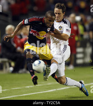 New York Red Bulls centrocampista/avanti Dane Richards, a sinistra e a Los Angeles Galaxy defender Todd Dunivant (2) andare per la palla nel primo semestre in MLS Western Conference semifinali gioco al Home Depot Center di Carson, la California il 9 novembre 3, 2011. UPI/Lori Shepler. Foto Stock