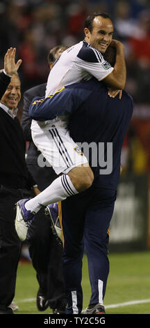 Los Angeles Galaxy avanti Landon Donovan (10) celebra con un compagno di squadra dopo un goal su un calcio di rigore contro i New York Red Bulls nella seconda metà in MLS Western Conference semifinali gioco al Home Depot Center di Carson, la California il 9 novembre 3, 2011. Il Galaxy ha vinto 2-1. UPI/Lori Shepler. Foto Stock
