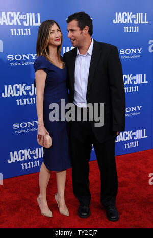 Adam Sandler, un membro del cast in motion picture commedia "Jack e Jill' assiste la premiere del film con la moglie Jackie Titone al Regency Village Theater di Westwood sezione di Los Angeles il 6 novembre 2011. UPU/Jim Ruymen Foto Stock