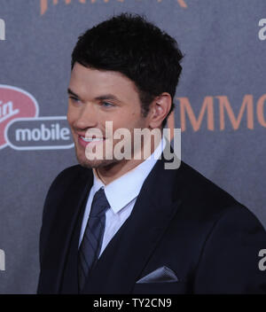 Attore Kellan Lutz, un membro del cast in motion picture fantasy "Immortali", assiste la premiere mondiale del film presso il Nokia Theatre di Los Angeles il 7 novembre 2011. UPI/Jim Ruymen Foto Stock