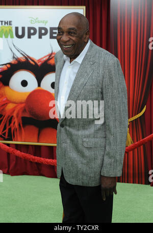 Bill Cobbs, che fa un'apparizione cameo nel film commedia musicale "i Muppets', assiste la premiere del film al El Capitan theater, nella sezione di Hollywood di Los Angeles il 12 novembre 2011. UPI/Jim Ruymen Foto Stock