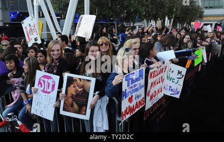 Tifosi si riuniscono per la premiere del motion picture fantasia romantica "Twilight Saga: Rottura dell'Alba - Parte 1', a Nokia Theater nella sezione di Hollywood di Los Angeles il 14 novembre 2011. UPI/Jim Ruymen Foto Stock