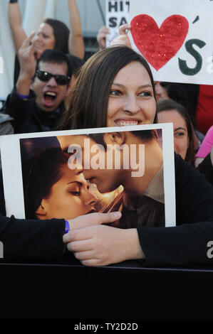 Tifosi si riuniscono per la premiere del motion picture fantasia romantica "Twilight Saga: Rottura dell'Alba - Parte 1', a Nokia Theater nella sezione di Hollywood di Los Angeles il 14 novembre 2011. UPI/Jim Ruymen Foto Stock