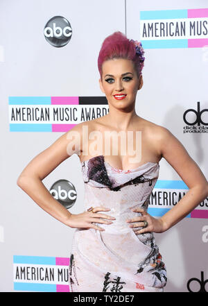 Cantante Katy Perry arriva al trentanovesimo American Music Awards presso il Nokia Theatre di Los Angeles il 20 novembre 2011. UPI/Jim Ruymen Foto Stock