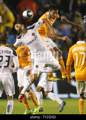 Los Angeles Galaxy defender Omar Gonzalez, a sinistra e a Houston Dynamo avanti Brian Ching, destra, andare su per una intestazione nella prima metà della MLS Cup al Home Depot Center di Carson, la California il 9 novembre 20, 2011. UPI/Lori Shepler. Foto Stock