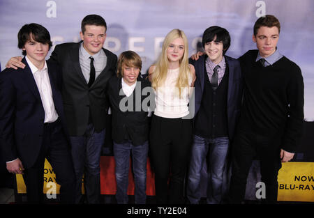 I Cast Members (L-R) Joel Courtney, Riley Griffiths, Ryan Lee, Elle Fanning Zach Mills e Gabriel Basso assistere ad una proiezione del film "super 8" tenutasi presso l'Accademia delle Arti e delle scienze cinematografiche, Samuel Goldwyn Theater di Beverly Hills, la California il 22 novembre 2011. UPI/ Phil McCarten Foto Stock