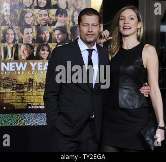 Til Schweiger (L), un membro del cast nella commedia romantica motion picture "Capodanno", assiste la premiere del film con la moglie Svenja Holtmann a Grauman's Chinese Theater nella sezione di Hollywood di Los Angeles il 5 dicembre 2011. UPI/Jim Ruymen Foto Stock